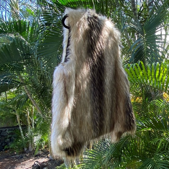Forever 21 Faux fur vest. Size small - Picture 2 of 4